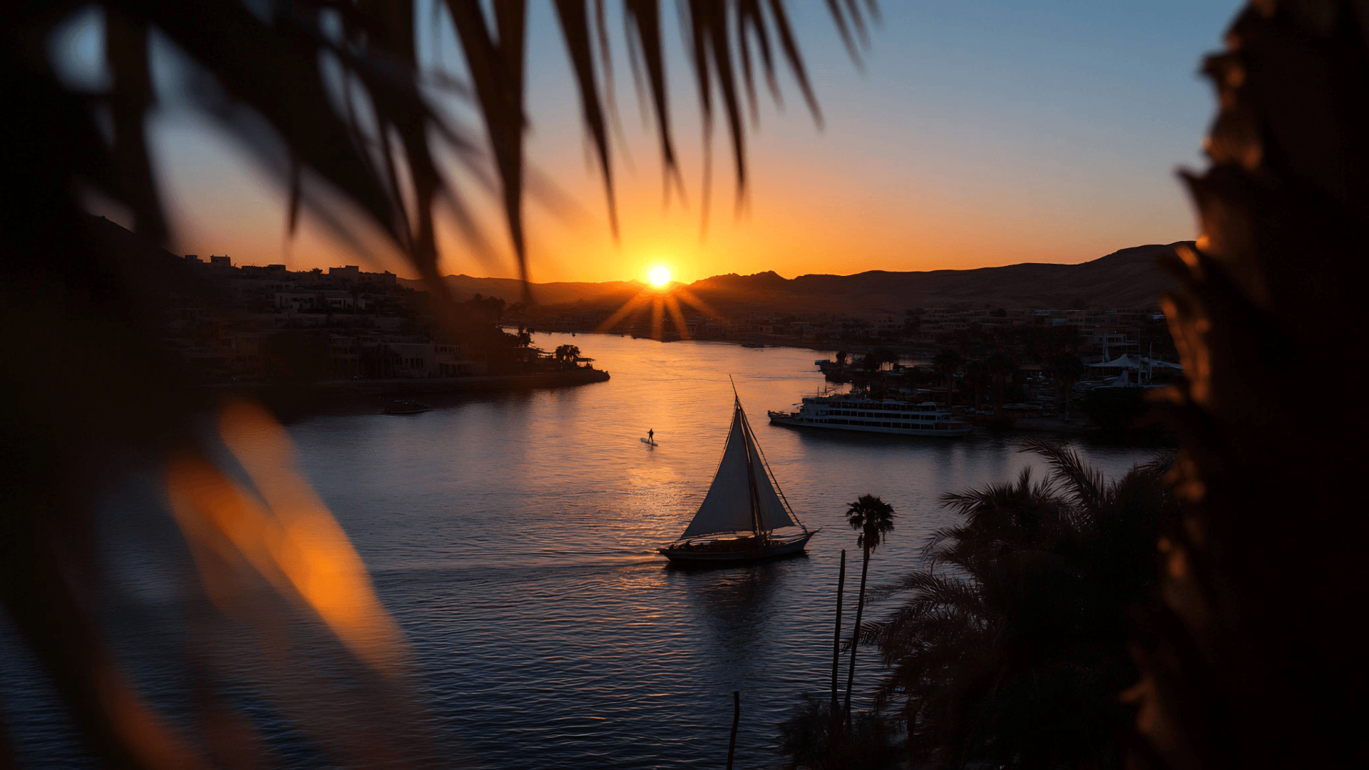 Romantisches Segelboot auf ruhigem Wasser bei Sonnenuntergang, perfekte Kulisse für einen Segeltörn oder Yachtcharter, um die Schönheit des Meeres zu genießen.