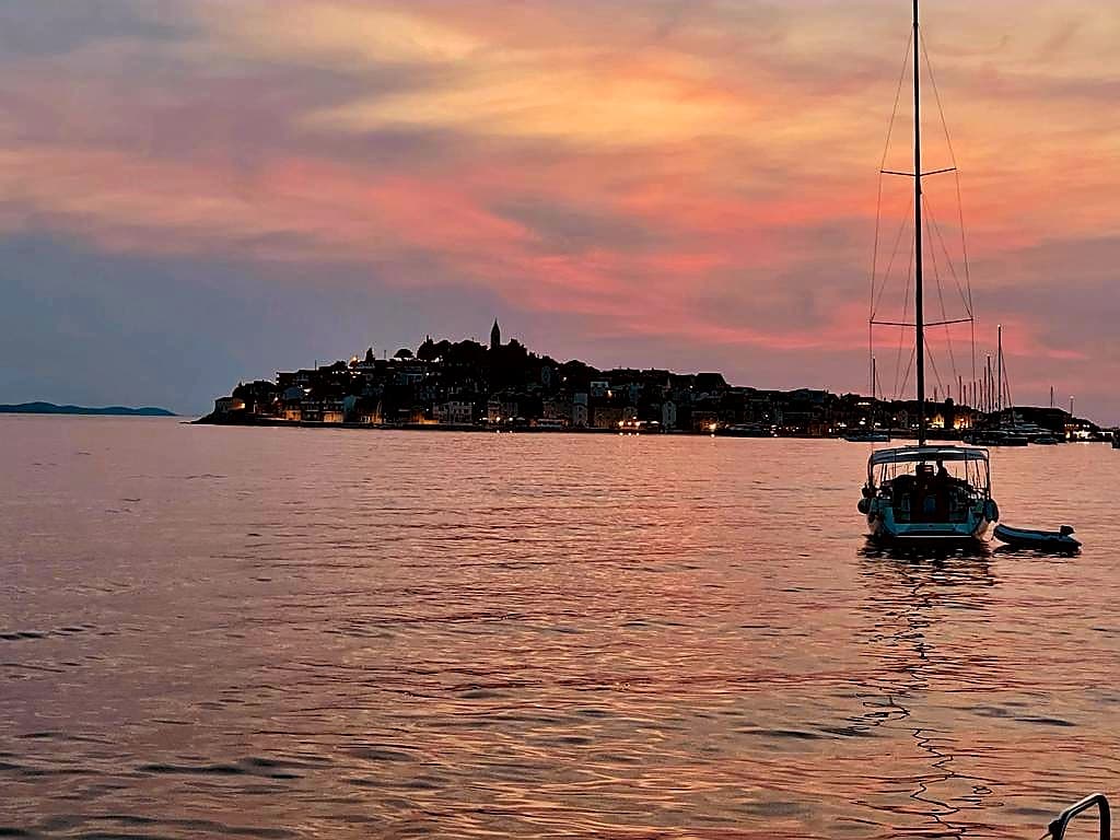 https://backend.blacksails-yachting.com/wp-content/uploads/2025/01/Primosten-Ankerbucht.jpeg