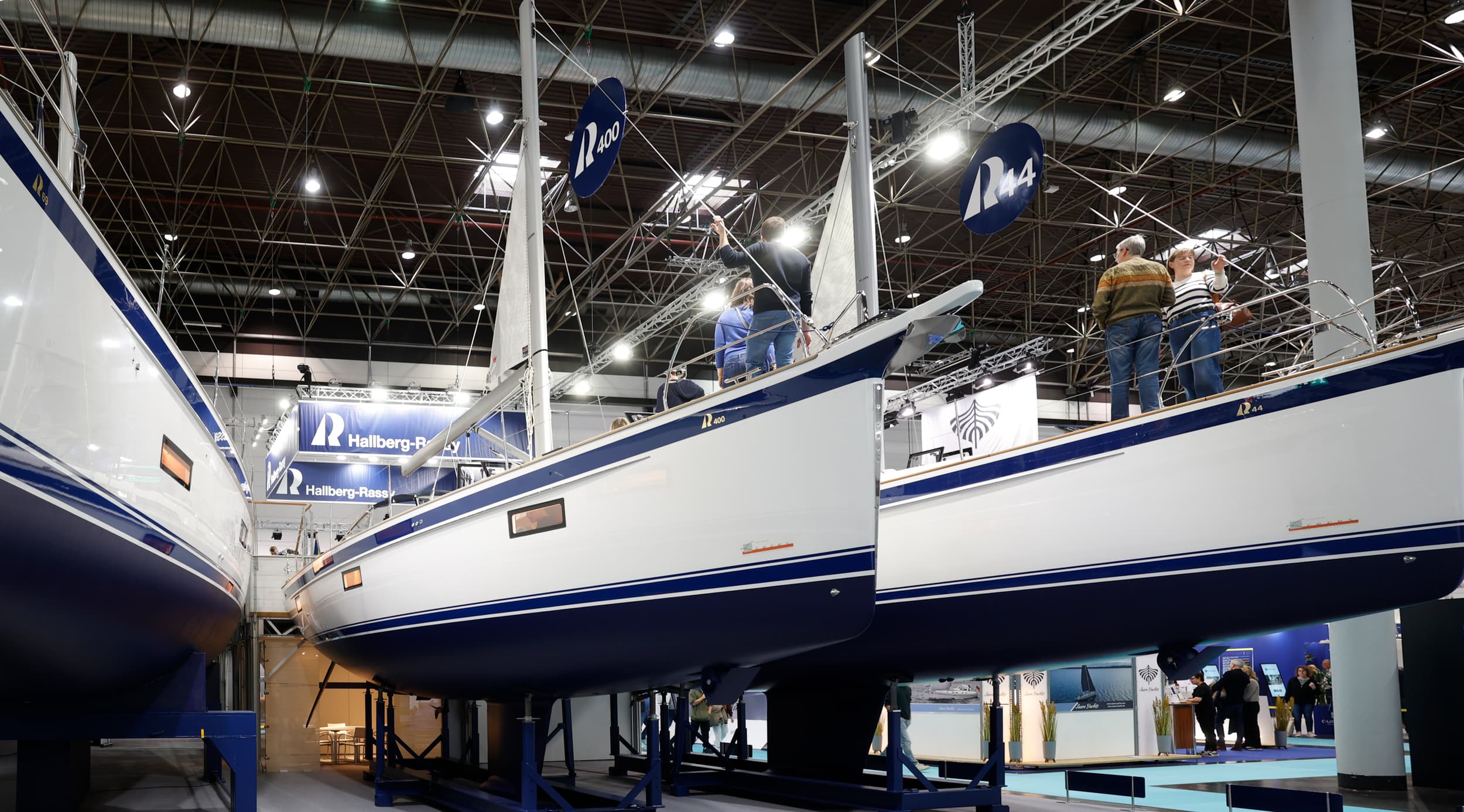 Hallberg-Rassy Yacht in Halle 16 auf der Boot Düsseldorf 2025, umgeben von Besuchern.