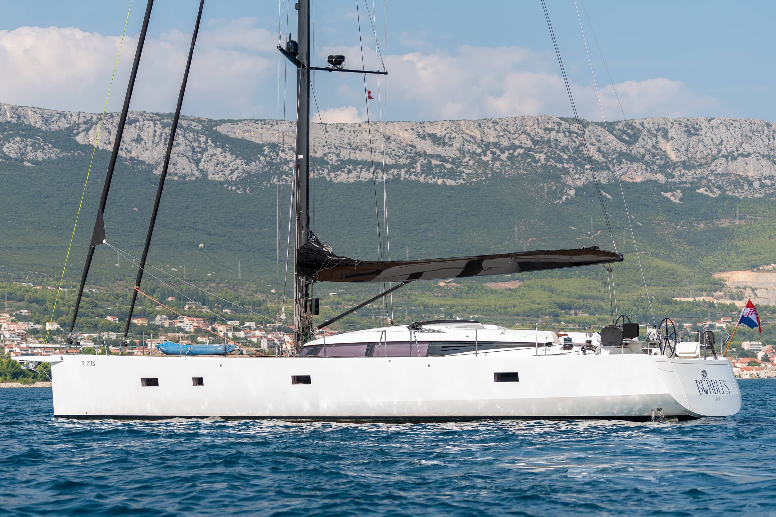 Luxus-Segelyacht CNB 76 "Bubbles" – elegante Seitenansicht auf dem Wasser, perfekte Mischung aus Geschwindigkeit, Komfort und modernem Design.