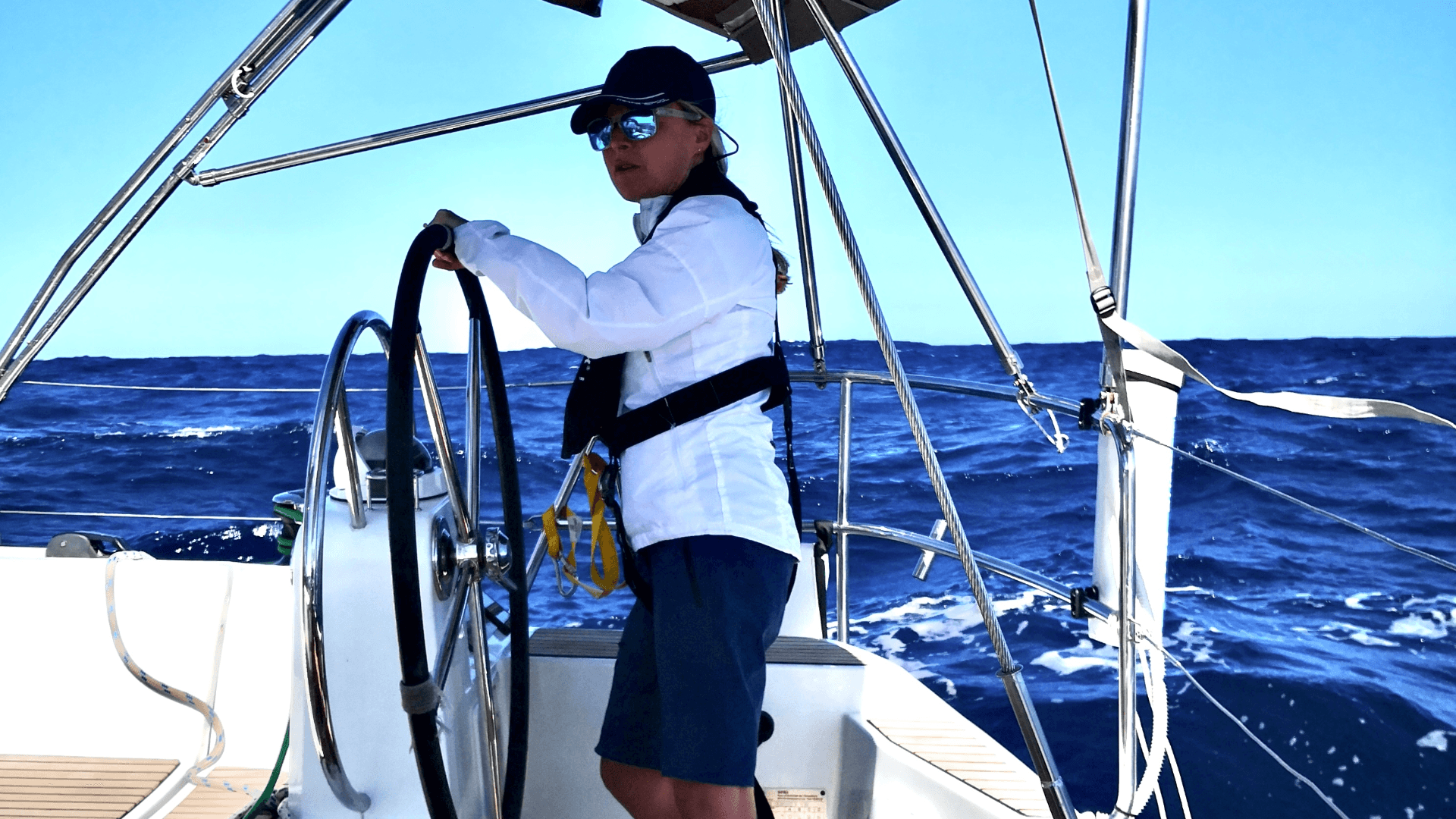 Daniela Ruscher steuert eine Segelyacht – fokussiert, selbstbewusst und in Aktion.