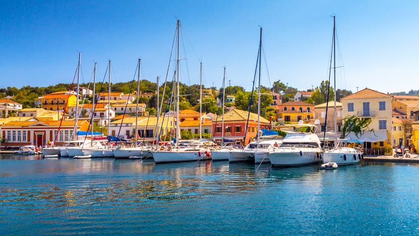 Segelboote im Hafen von Gaios auf Paxos, festgemacht mit Buganker und Heckleinen an der Pier.