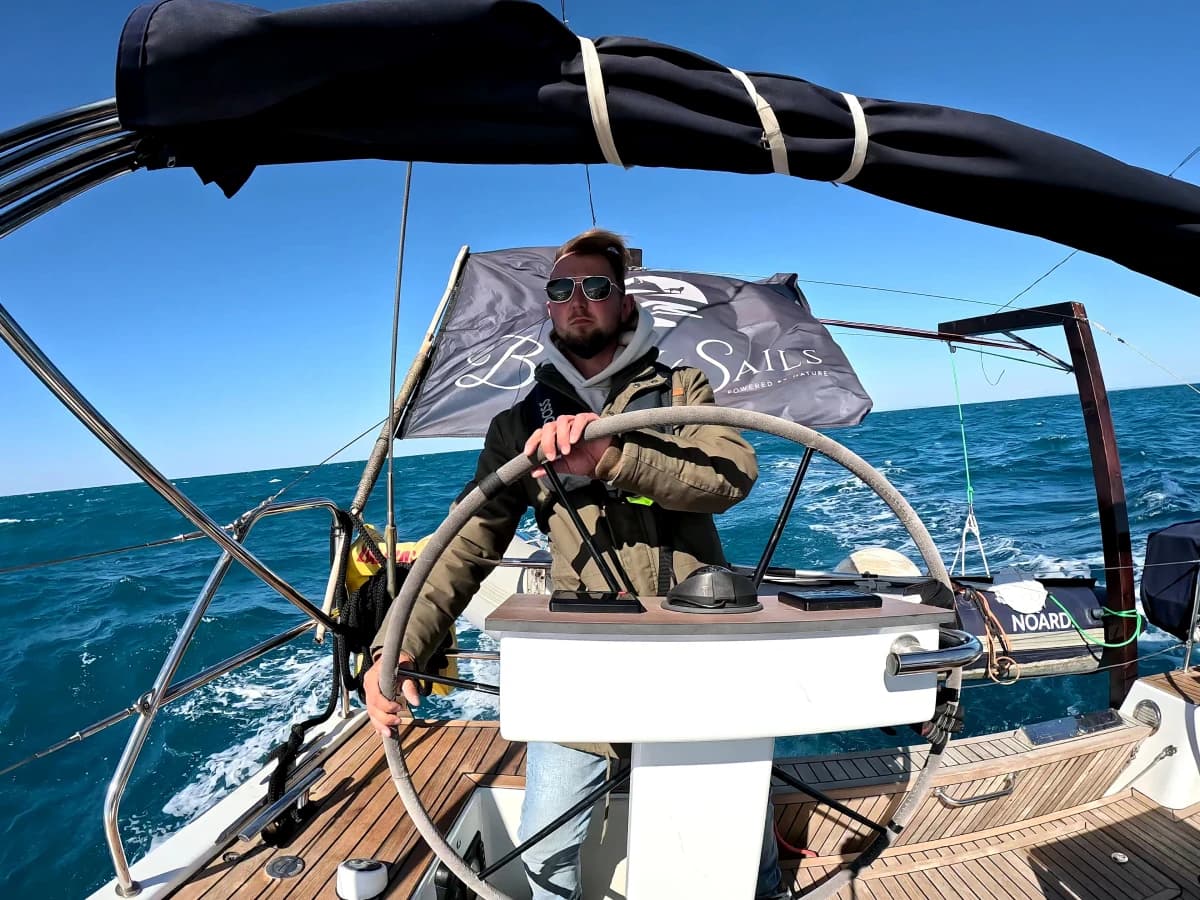 https://backend.blacksails-yachting.com/wp-content/uploads/2024/10/Beitrag-3-Bild-8-1200px-4x3-2.webp