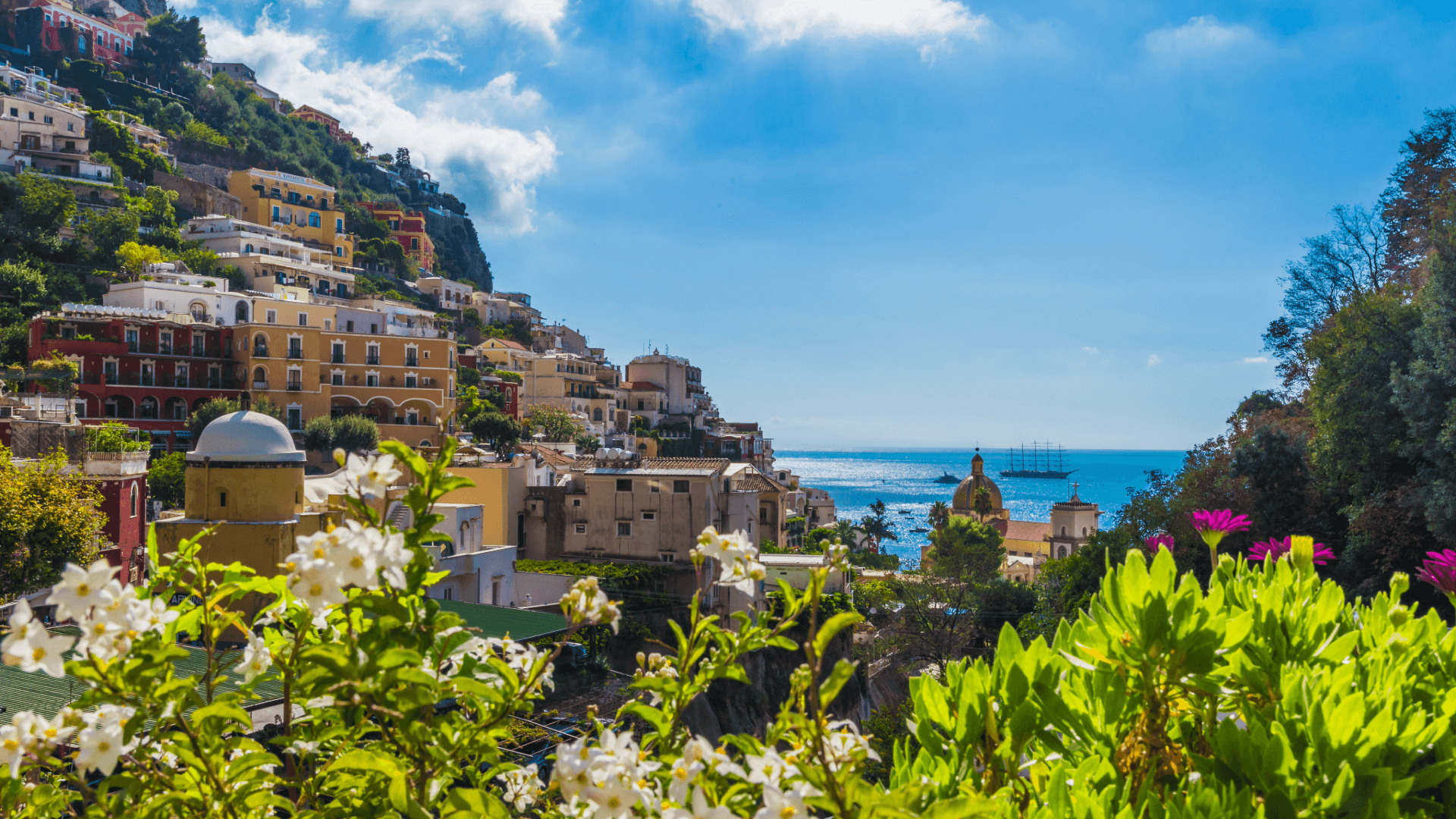 Segelboot vor der Küste von Ischia – Segeln an der Amalfiküste mit türkisblauem Wasser und spektakulären Felsformationen