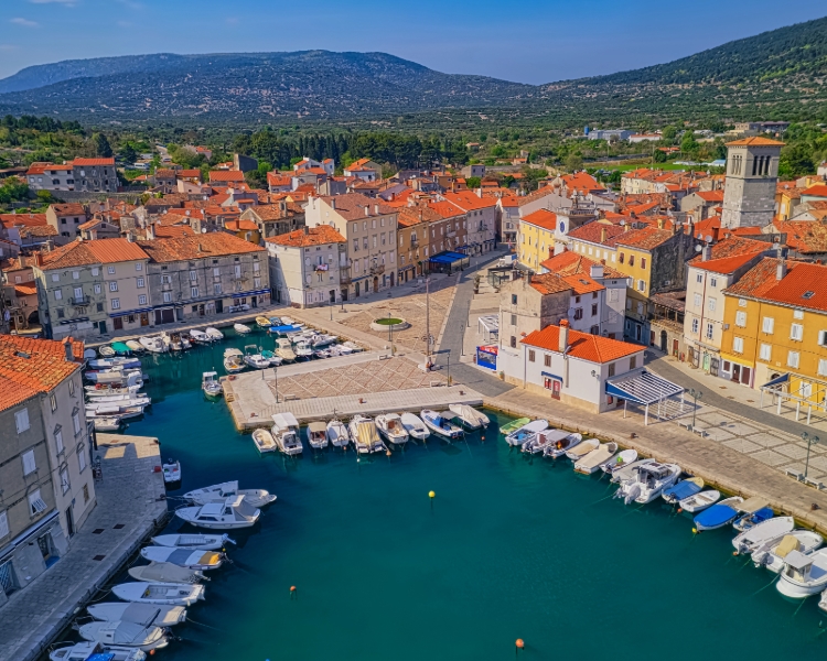Traditioneller Stadthafen mit Segelbooten und Altstadt von Cres auf der Insel Cres in Kroatien