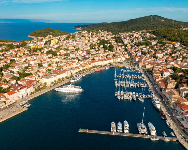 Panorama von Mali Lošinj mit Hafen, Yachten und Altstadt auf der Insel Lošinj in Kroatien