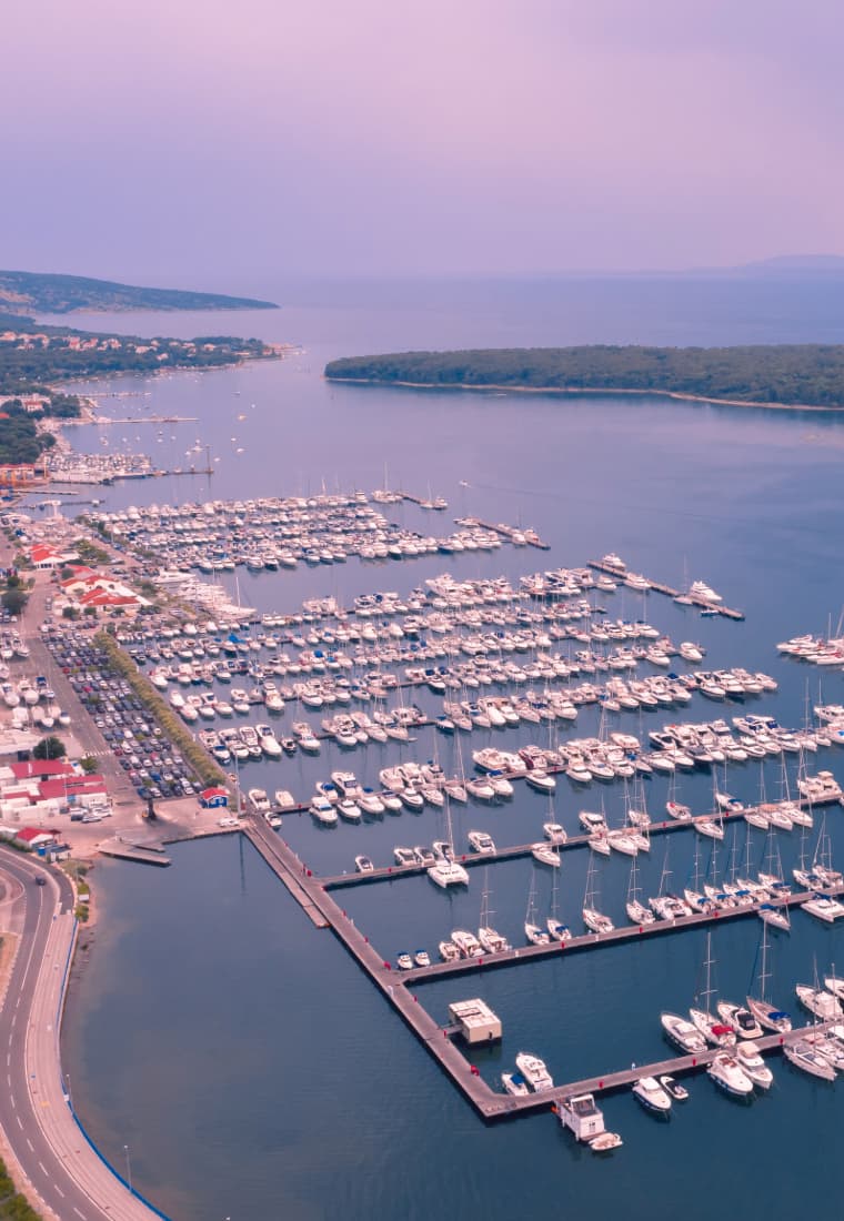 Luftaufnahme der Marina Punat auf Krk mit zahlreichen Segelbooten und Yachten