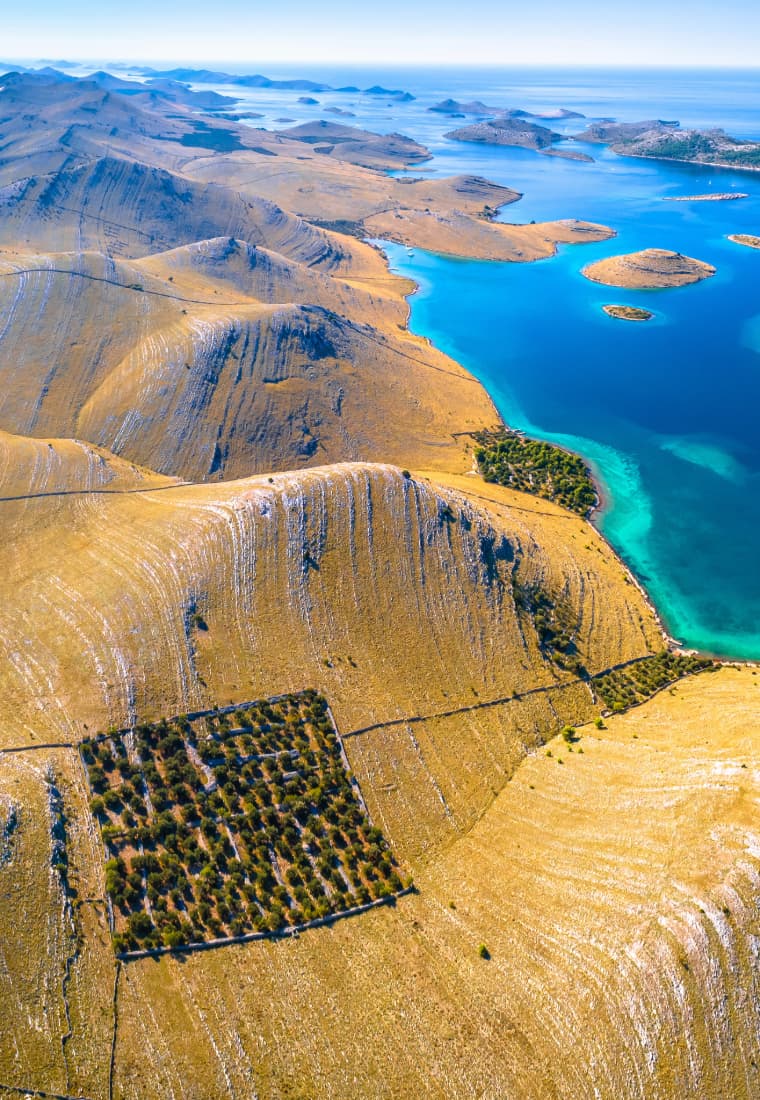 https://backend.blacksails-yachting.com/wp-content/uploads/2025/04/Nationalpark-Kornaten-–-Inselwelt-in-Norddalmatien.jpeg