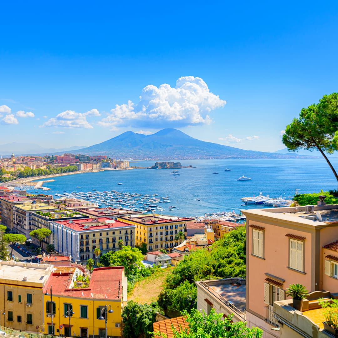Blick über die Stadt Neapel mit Vesuv und Segelyachten im Golf von Neapel, Italien