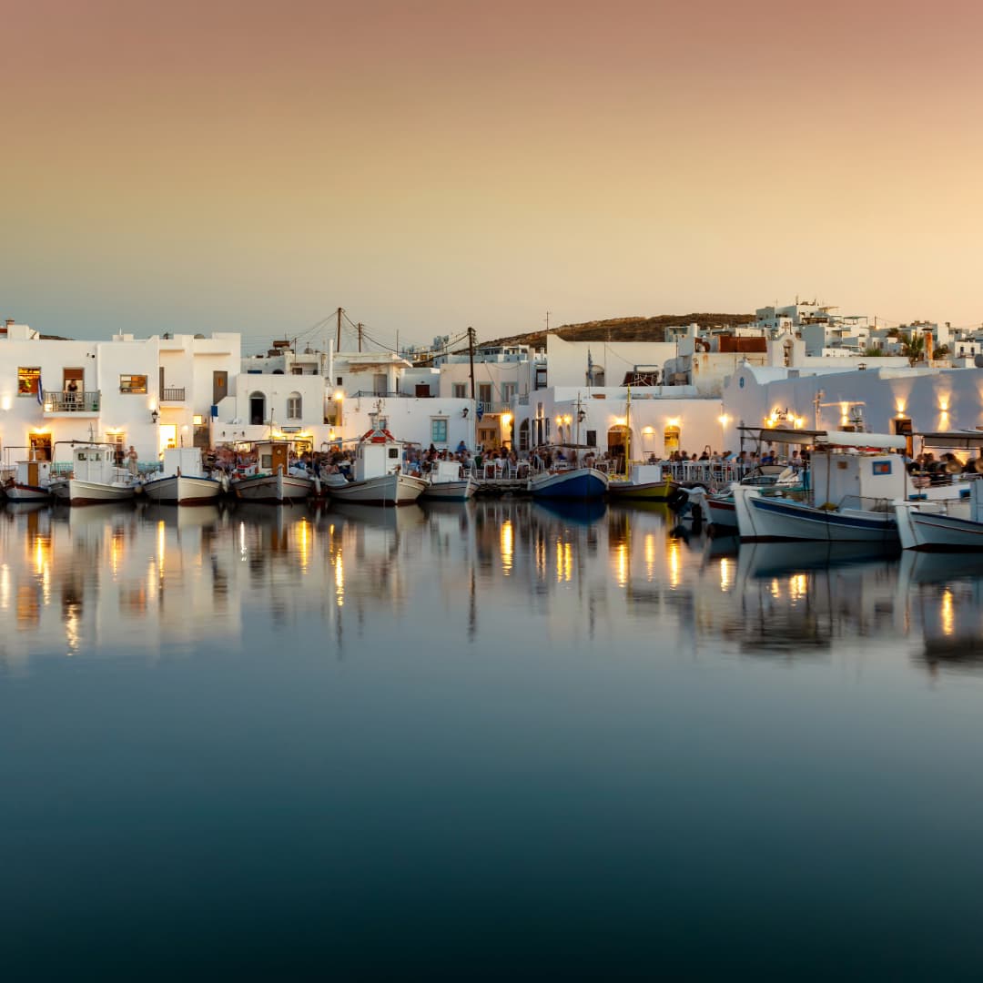 Romantischer Hafen mit weißen Häusern und Fischerbooten in Paros, Kykladen, Griechenland