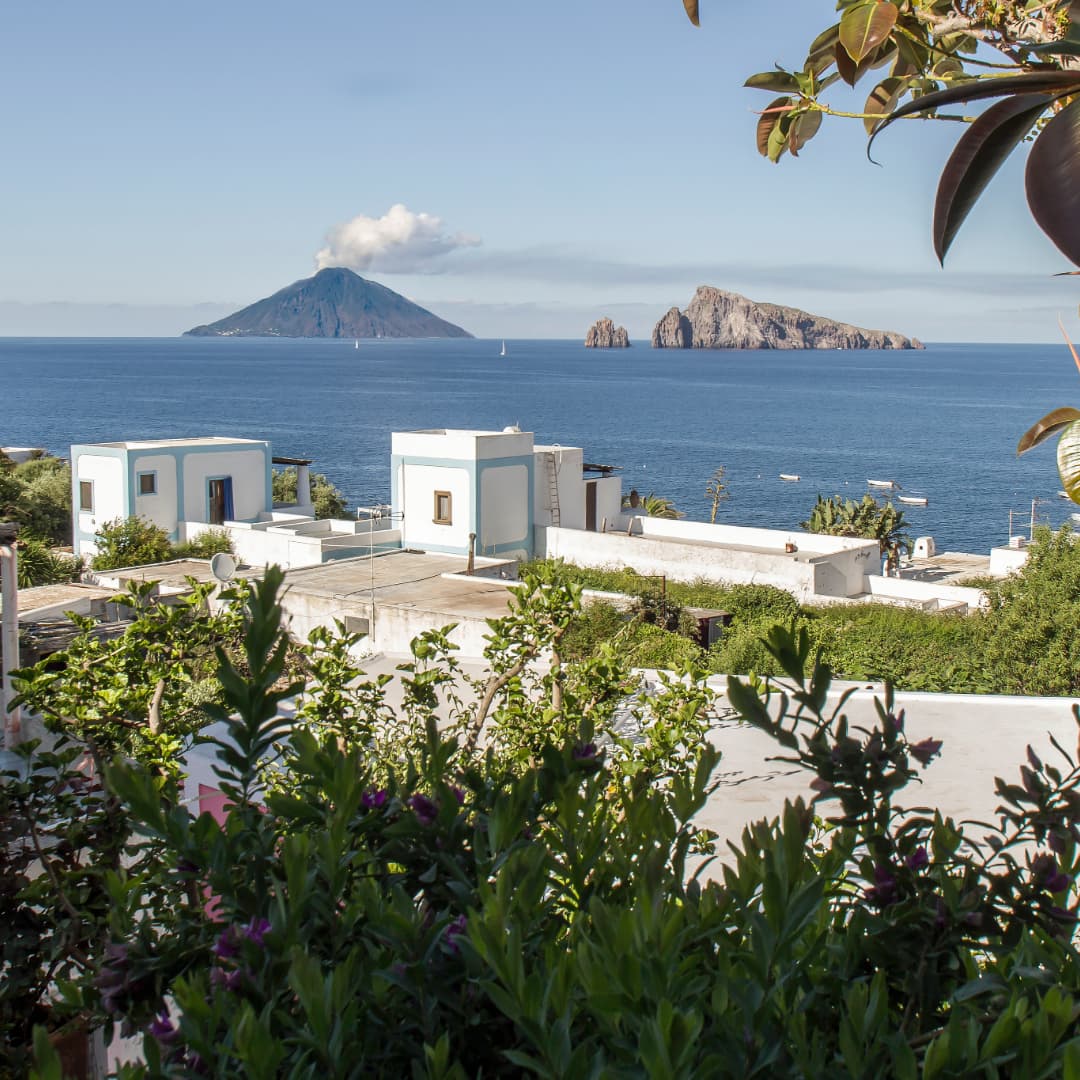 Aussicht auf den aktiven Vulkan Stromboli und die Äolischen Inseln vor der Küste Siziliens – ein einzigartiges Segelrevier in Italien