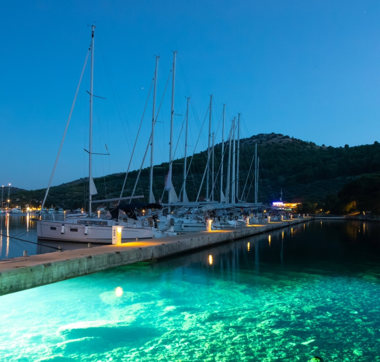 Beleuchtete Stege und Yachten bei Nacht in der ACI Marina Žut – Yachtcharter Norddalmatien mit BlackSails-Yachting