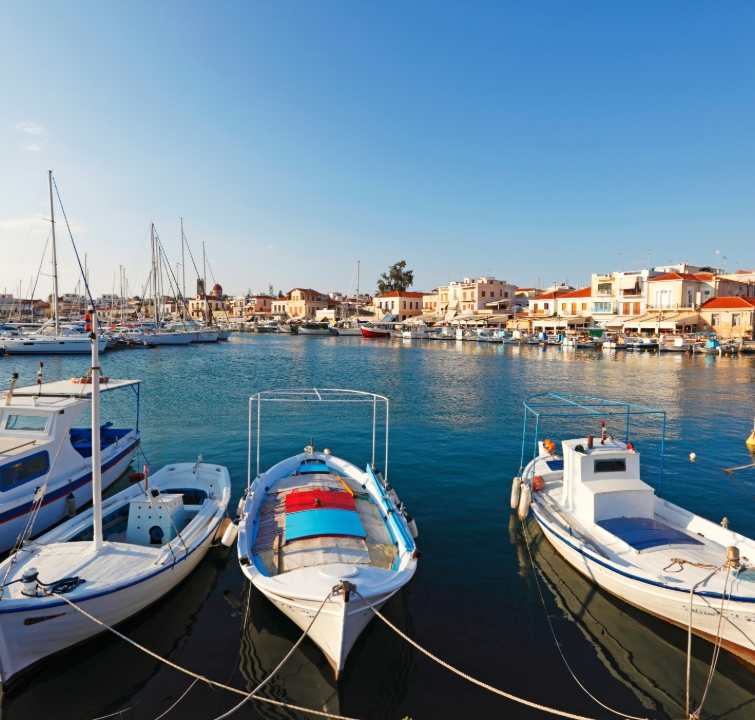 Traditionelle Fischerboote und Segelyachten im Hafen von Aegina – letzter Stopp beim Yachtcharter mit BlackSails-Yachting im Saronischen Golf