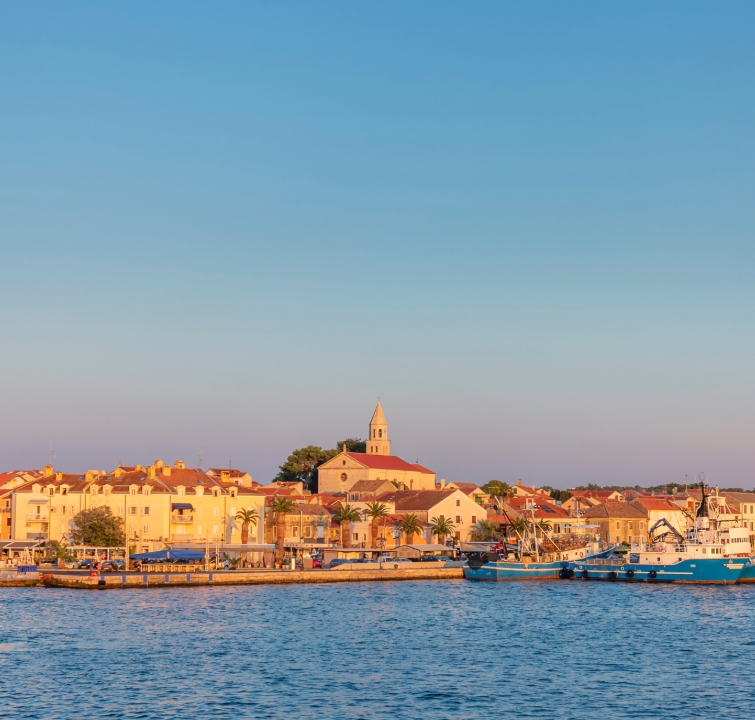 Altstadt von Biograd bei Sonnenuntergang – Zielhafen beim Yachtcharter Norddalmatien mit BlackSails-Yachting