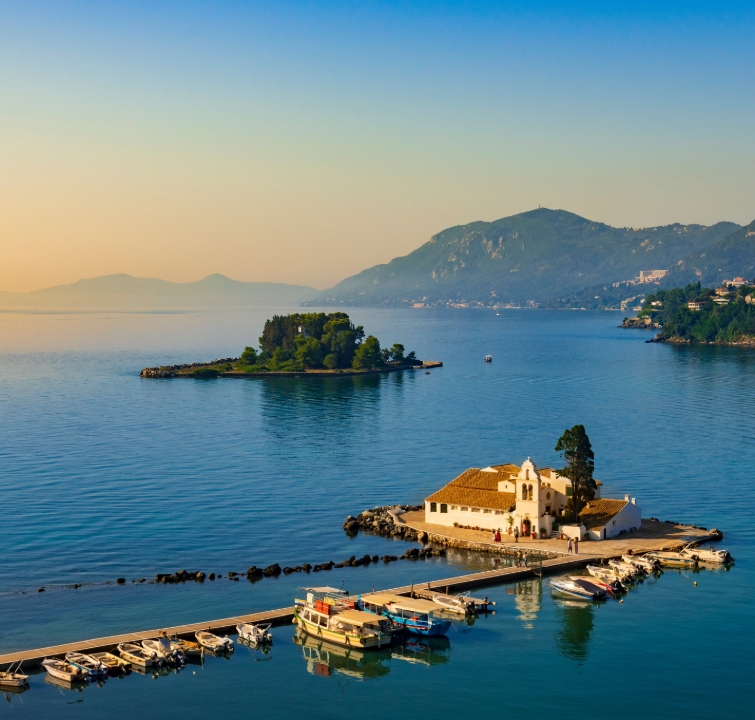 Abendstimmung auf Korfu mit Blick auf das Vlacherna-Kloster und die Mäuseinsel – letzter Törntag mit BlackSails-Yachting im Ionischen Meer