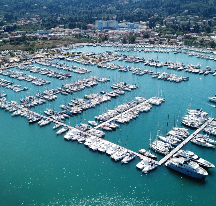 Luftaufnahme der Gouvia Marina auf Korfu mit Hunderten von Segelyachten – perfekter Startpunkt für einen Ionischen Yachtcharter mit BlackSails-Yachting