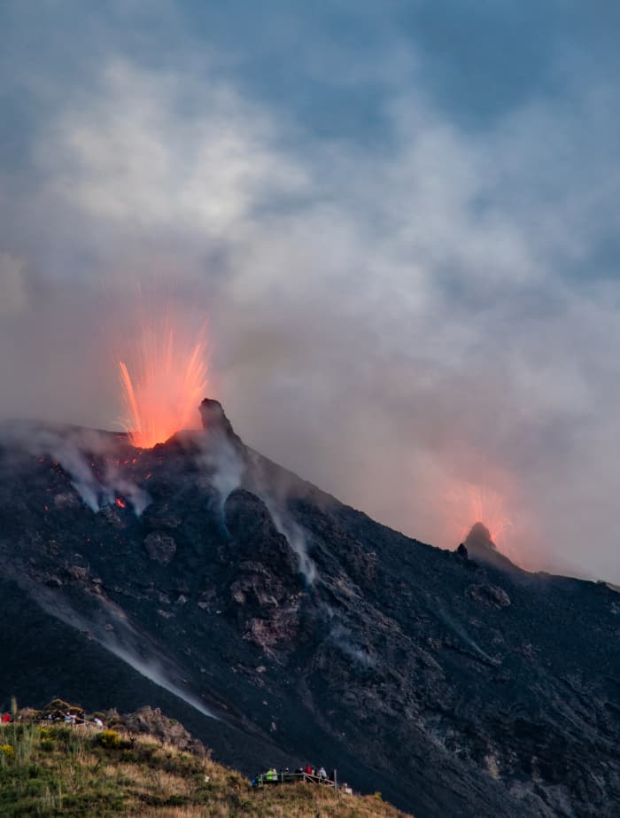 Vulkanausbruch am Stromboli mit glühender Lava bei Dämmerung – spektakuläres Naturerlebnis auf einer Yachtcharter mit BlackSails-Yachting
