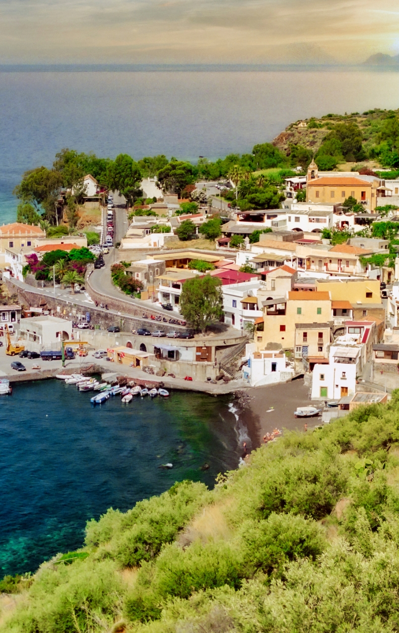Blick auf den kleinen Hafenort Ginostra auf Stromboli mit schwarzem Sandstrand – Yachtcharter mit BlackSails-Yachting