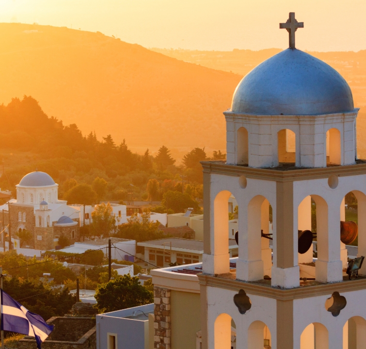 Griechisch-orthodoxe Kirche im Abendlicht auf einer Dodekanes-Insel – symbolisch für die kulturelle Tiefe eines Yachtcharters mit BlackSails-Yachting.