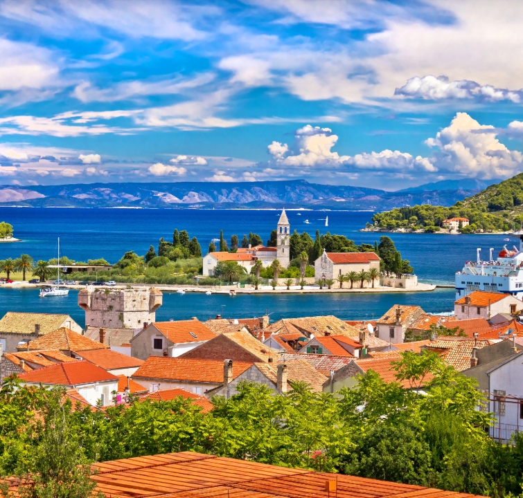Panorama der Stadt Vis mit Kloster, Segelbooten und Bergen – charismatischer Stopp beim Yachtcharter Mitteldalmatien mit BlackSails-Yachting