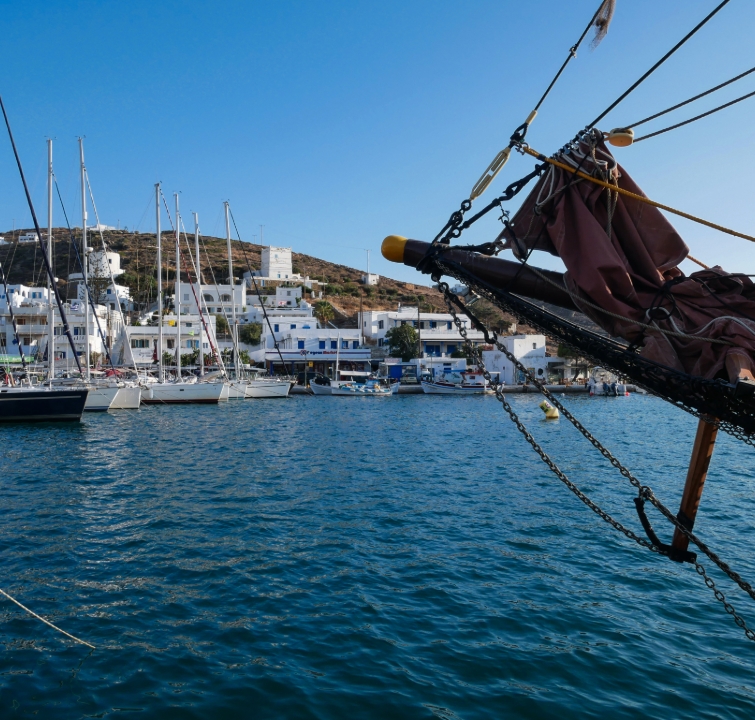 Segelyachten im Hafen von Ios vor weißer Inselsiedlung – Etappenziel beim Kykladen-Yachtcharter mit BlackSails-Yachting