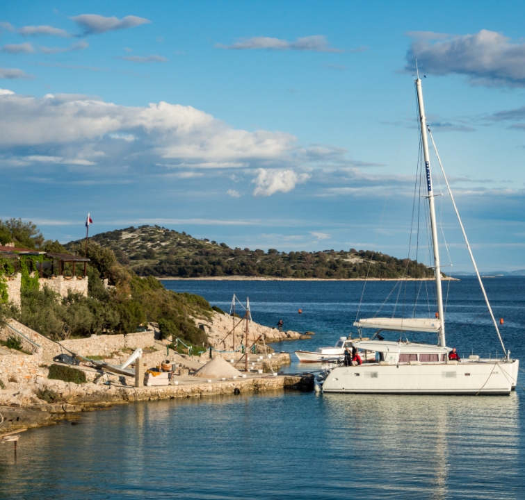 Katamaran vor Konoba Kunjka auf der Insel Kaprije – Geheimtipp beim Yachtcharter Norddalmatien mit BlackSails-Yachting