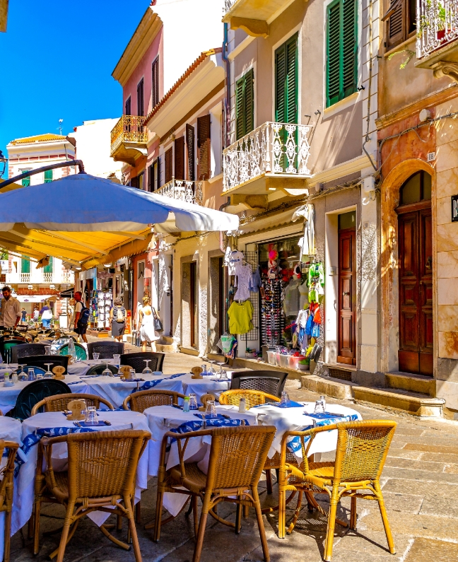 Bunte Gassen und Straßencafé in La Maddalena – Zwischenstopp bei einer Yachtcharter mit BlackSails-Yachting im Maddalena-Archipel