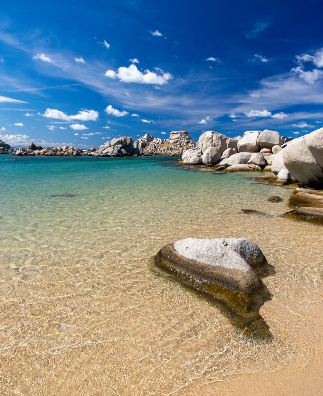 Felsige Bucht mit kristallklarem Wasser auf den Îles Lavezzi – Naturankerplatz bei einer Yachtcharter mit BlackSails-Yachting