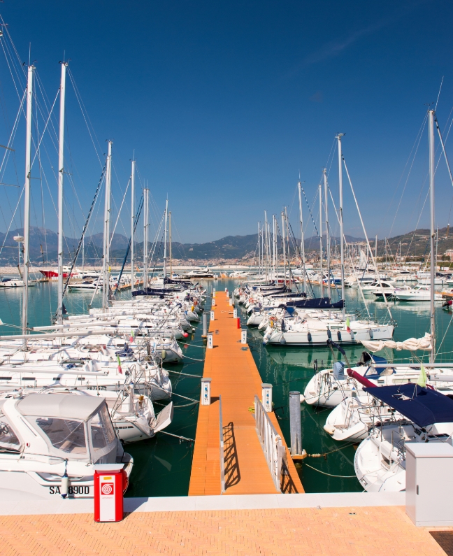 Liegeplätze und Segelyachten in der Marina d’Arechi in Salerno – moderner Ausgangspunkt für Yachtcharter mit BlackSails-Yachting an der Amalfiküste