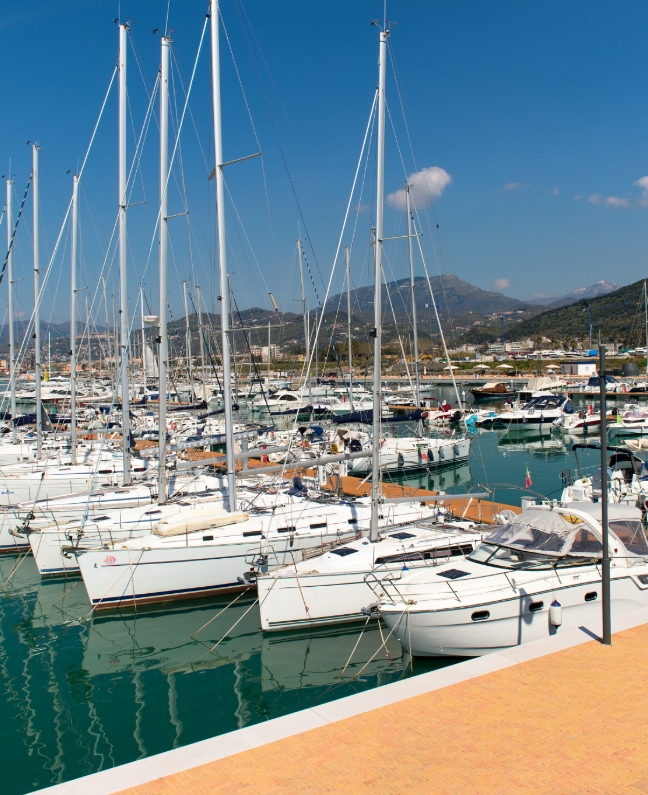 Yachten in der Marina d’Arechi in Salerno – moderner Heimathafen für Yachtcharter an der Amalfiküste mit BlackSails-Yachting, umgeben von Bergen