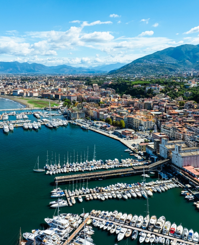 Yachthafen von Castellammare di Stabia im Golf von Neapel – Ausgangspunkt für Yachtcharter mit BlackSails-Yachting