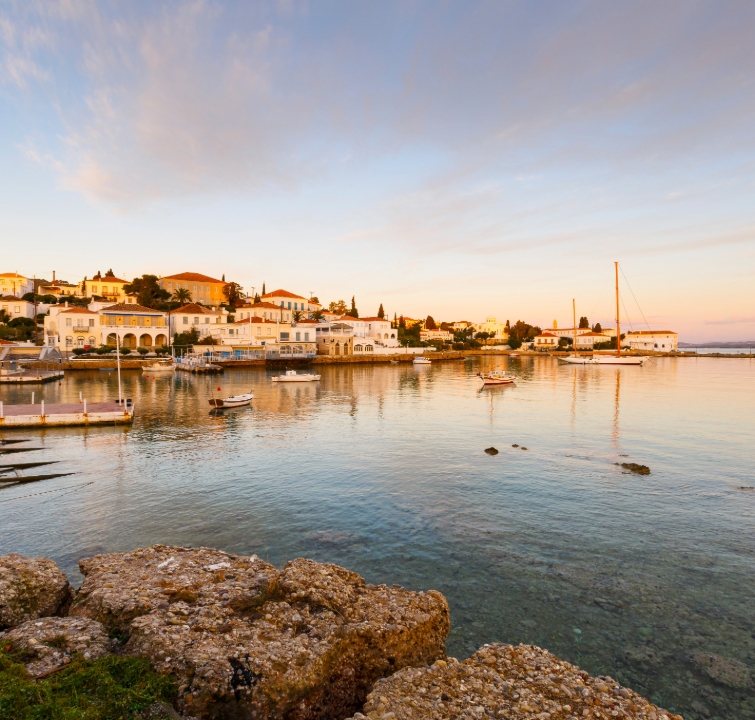 Spätnachmittag in der Bucht von Spetses mit traditionellen Häusern und Segelbooten – Zwischenstation beim Yachtcharter mit BlackSails-Yachting