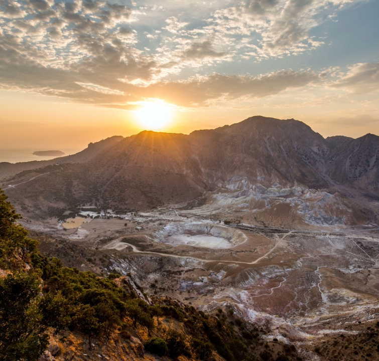 Sonnenuntergang über dem Vulkan Stefanos auf Nisyros – ein einzigartiges Erlebnis bei einem Yachtcharter mit BlackSails-Yachting im Dodekanes.