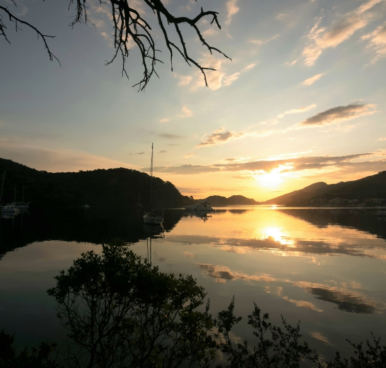 Segelboote in der Bucht von Polače auf der Insel Mljet bei Sonnenuntergang – traumhafter Ankerplatz beim Yachtcharter Süddalmatien mit BlackSails-Yachting