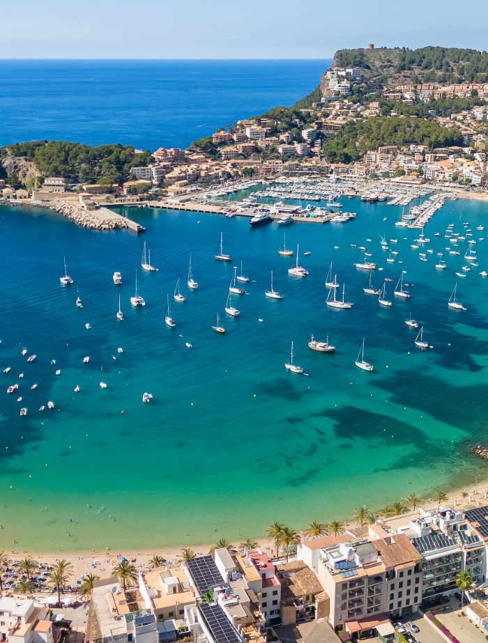 Luftbild von Port de Sóller auf Mallorca: Bucht mit Segelyachten, Sandstrand, Hafen und grünen Hügeln – ideales Segelziel mit BlackSails-Yachting.