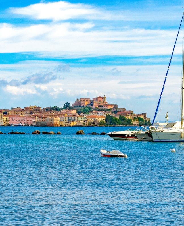 Blick auf Portoferraio mit Segelbooten im Vordergrund – Etappenziel bei einer Yachtcharter mit BlackSails-Yachting rund um Elba