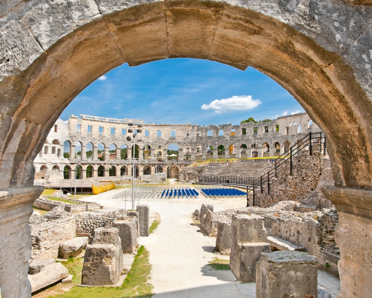 Innenansicht des antiken Amphitheaters in Pula, Kroatien – ein kulturelles Highlight bei einem Segeltörn mit BlackSails-Yachting
