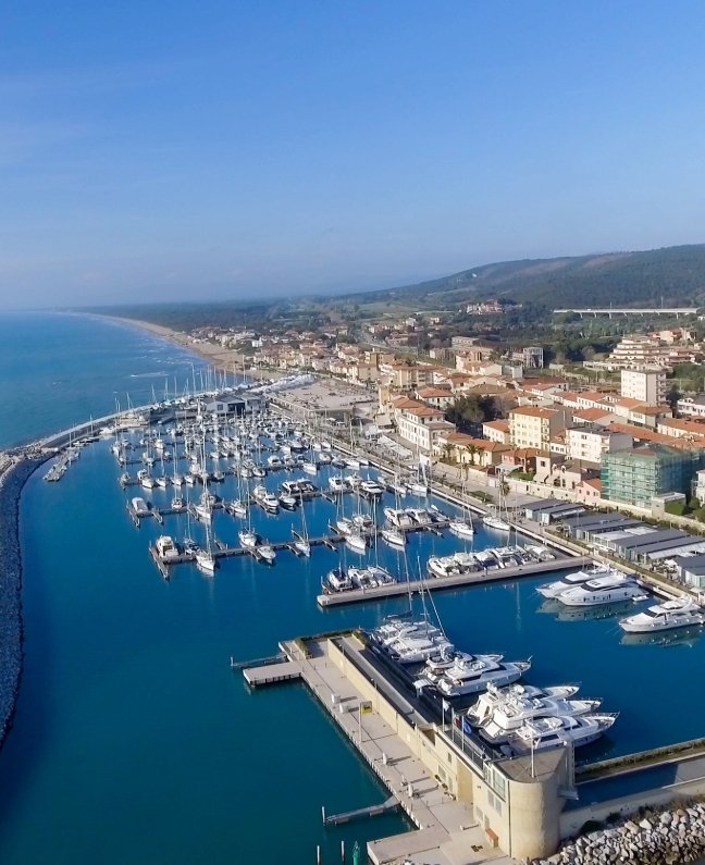 Luftaufnahme der Marina von San Vincenzo, Italien – Ausgangspunkt für Yachtcharter mit BlackSails-Yachting entlang der toskanischen Küste