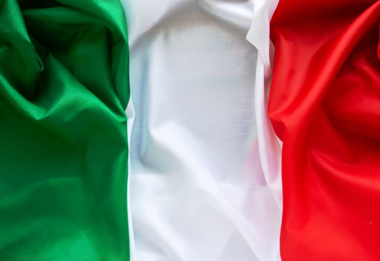 Italienische Flagge – ideal für Segler, die mit BlackSails-Yachting Italien per Yachtcharter entdecken wollen.