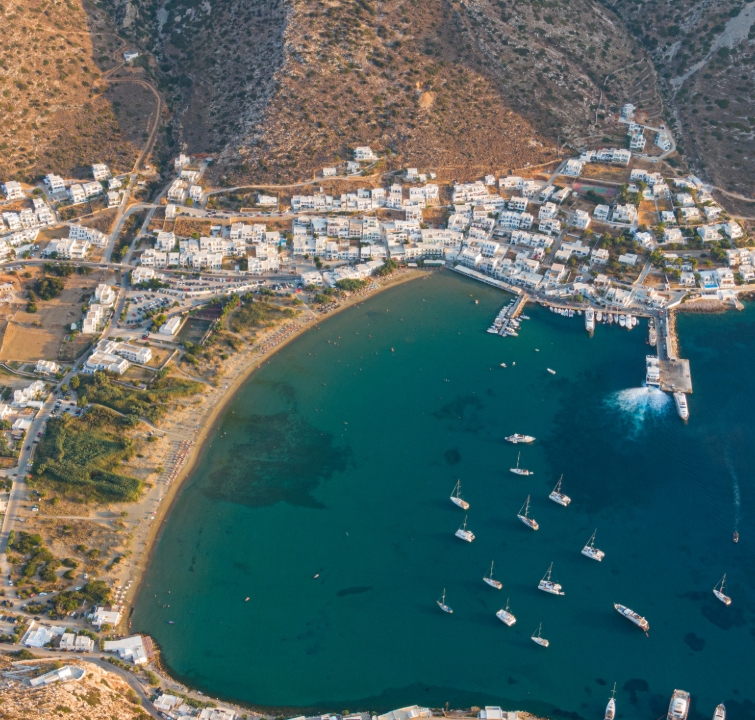 Segelyachten vor Anker in der Bucht von Kamares auf Sifnos – Etappenziel beim Kykladen-Yachtcharter mit BlackSails-Yachting