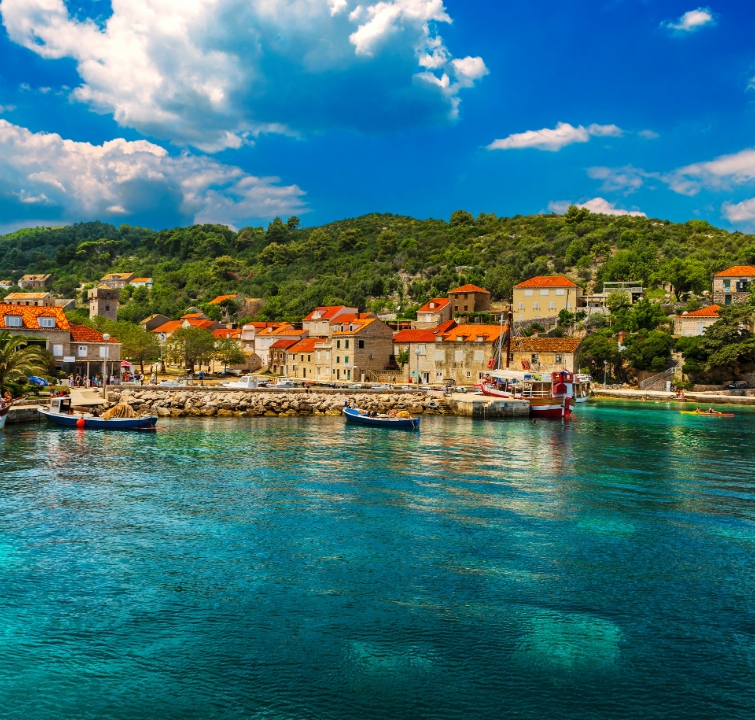 Traditionelle Steinhäuser und Boote in der Bucht Šipanska Luka auf der Insel Šipan – erste Station beim Segeltörn ab Dubrovnik mit BlackSails-Yachting