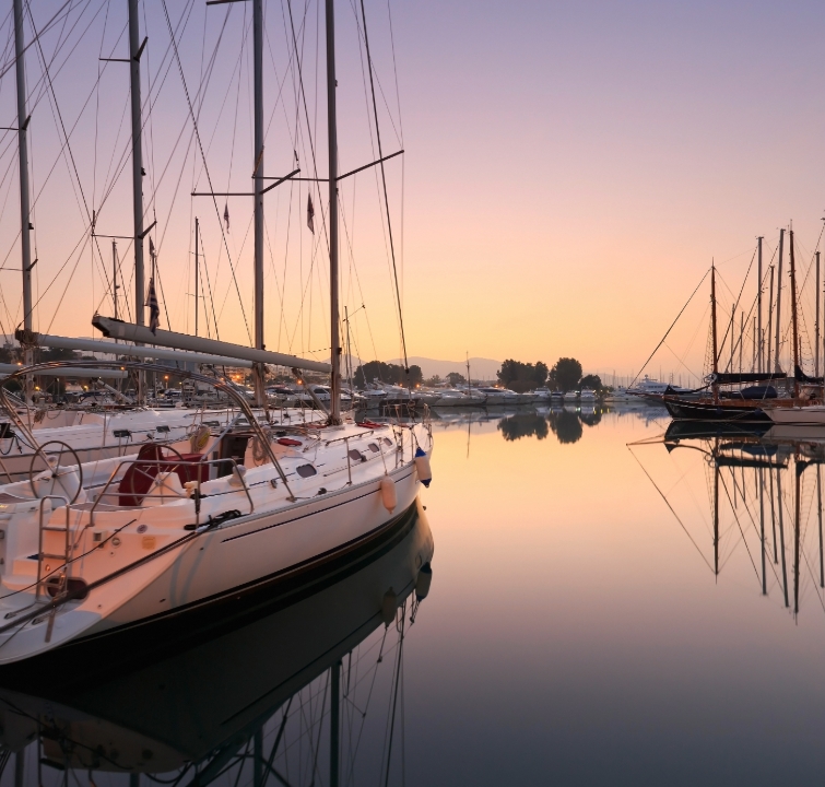 Segelyacht bei Sonnenaufgang in der Alimos Marina in Athen – Ende eines Yachtcharters mit BlackSails-Yachting im Saronischen Golf