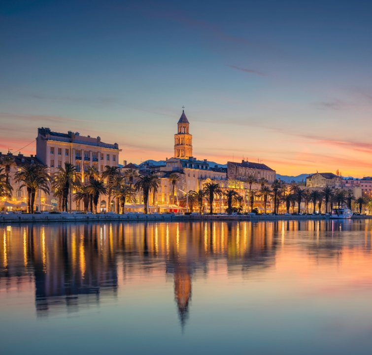 Abendlicher Blick auf die Uferpromenade von Split mit Diokletianpalast – Abschluss eines Yachtcharters mit BlackSails-Yachting