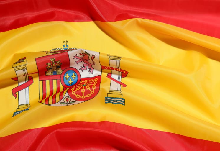 Spanische Flagge – Symbol für mediterranes Segelabenteuer mit BlackSails-Yachting, ideal für Yachtcharter rund um Mallorca, Ibiza und Co.