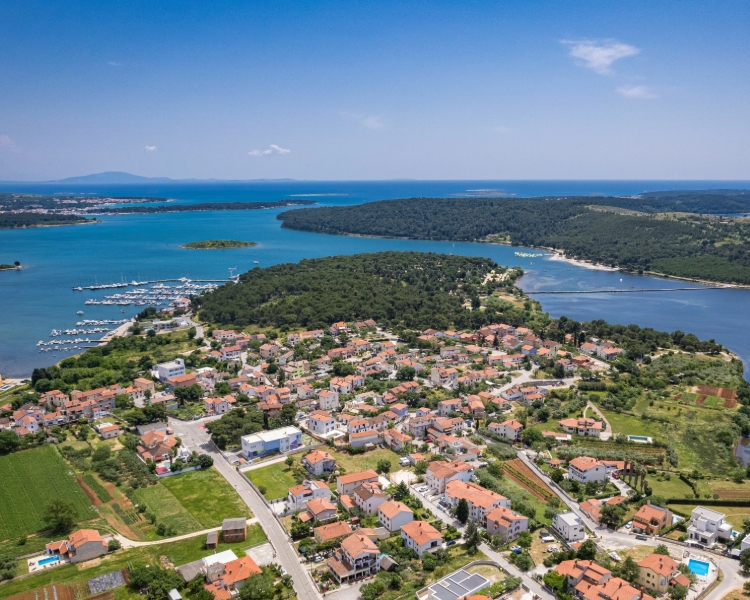 Luftbild der ACI Marina Pomer in Kroatien mit Blick auf die Bucht von Medulin und das offene Meer – idealer Startpunkt für Yachtcharter mit BlackSails-Yachting in Istrien
