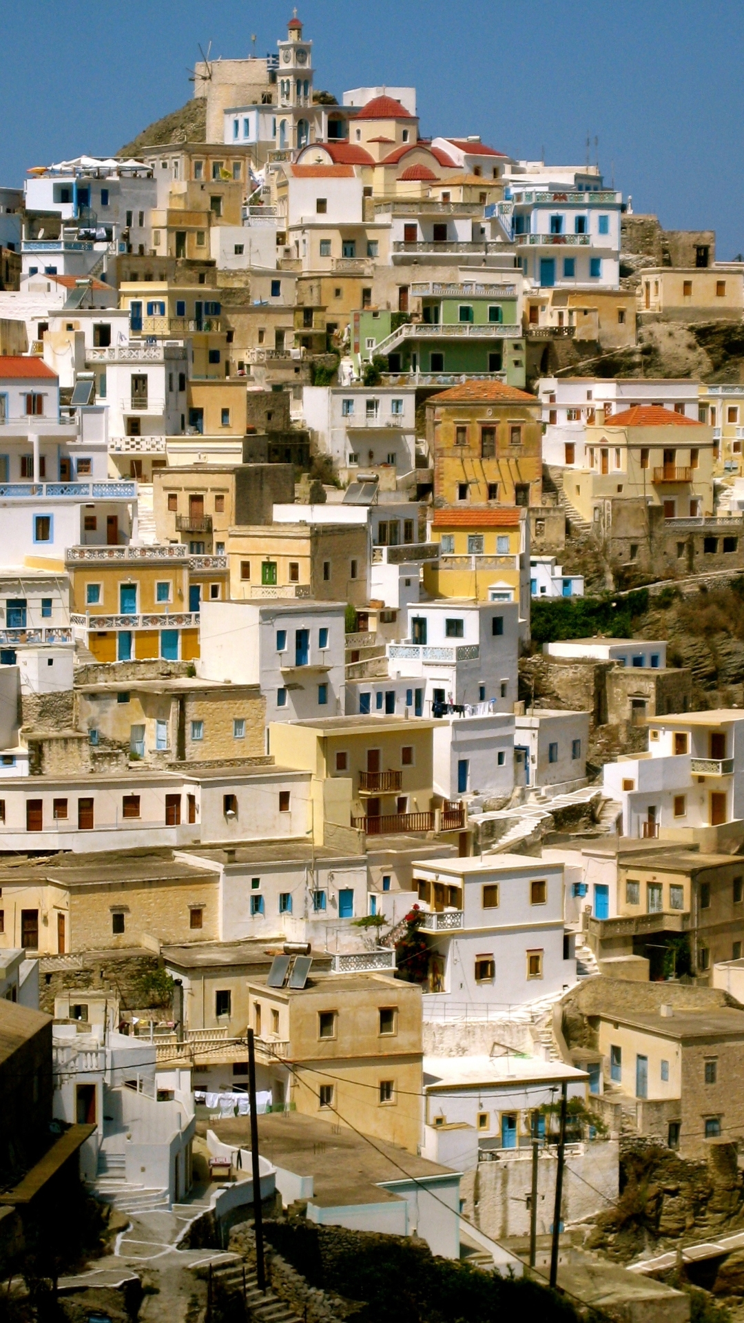 Traditionelle, farbenfrohe Häuser auf einer Dodekanes-Insel wie Symi oder Karpathos – ein kulturelles Highlight jeder Yachtcharter-Reise mit BlackSails-Yachting.