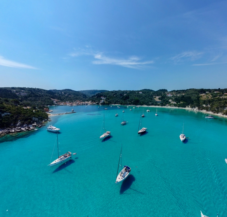 Segelyachten vor Anker in der türkisfarbenen Bucht von Lakka auf Paxos – Ionischer Yachtcharter mit BlackSails-Yachting