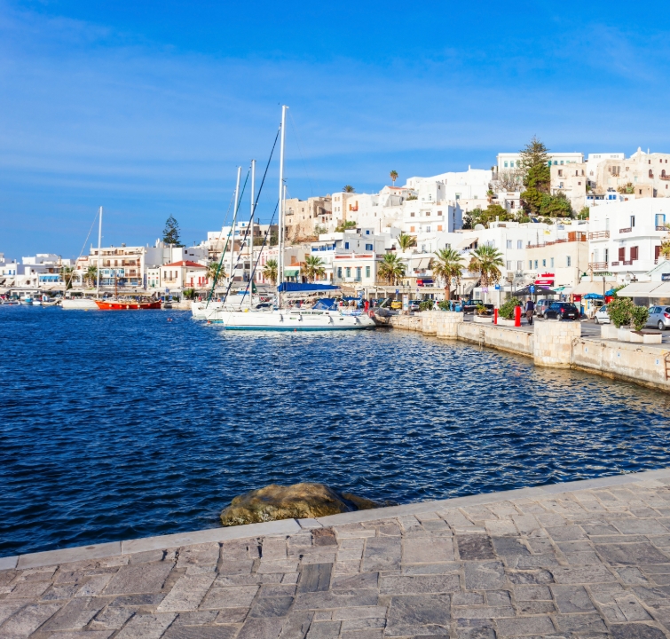 Segelyachten an der Hafenpromenade von Naxos-Stadt – Zwischenstopp beim Kykladen-Törn mit BlackSails-Yachting