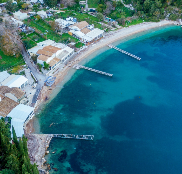 Segelyachten am Kai von Mourtos (Syvota) bei Sonnenuntergang – abendlicher Hafenblick beim Yachtcharter mit BlackSails-Yachting