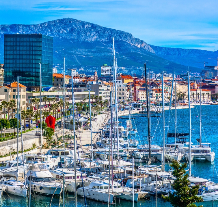 Split Yachthafen mit Stadt und Gebirge im Hintergrund – idealer Ausgangspunkt für Yachtcharter Mitteldalmatien mit BlackSails-Yachting